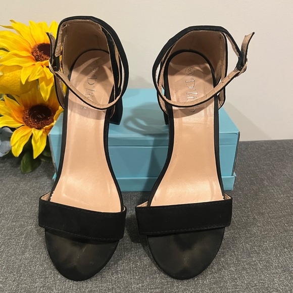 D’LISH Elegant suede Black Block Heel Sandals/size 8 - Picture 2 of 9